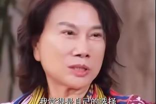 女篮夺冠后外教兴奋拥抱队员：张茹笑容治愈 李梦摆了摆手